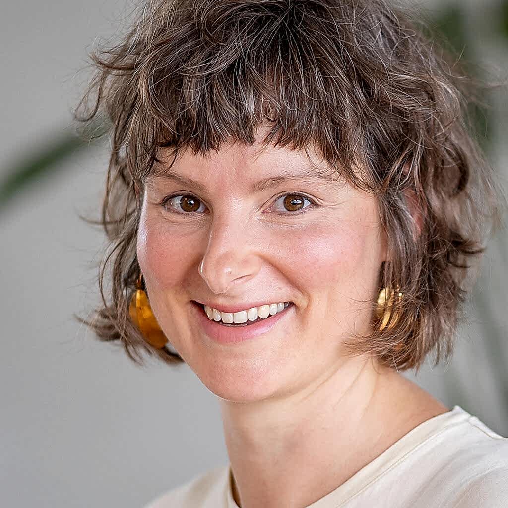 Yogafürdich Yogalehrer Ausbildung Dozentin Claire Nusch Yogafürdich Yogalehrer Ausbildung Dozentin Claire Nusch